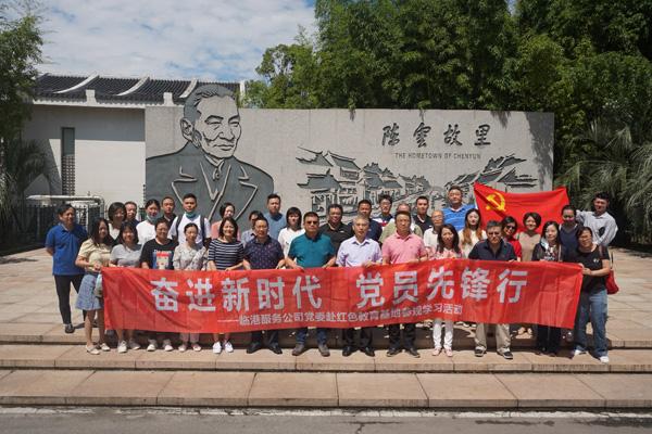 妈妈给书桌安监控为监督儿子写作业，这样做对孩子学习是否有很大的压力？